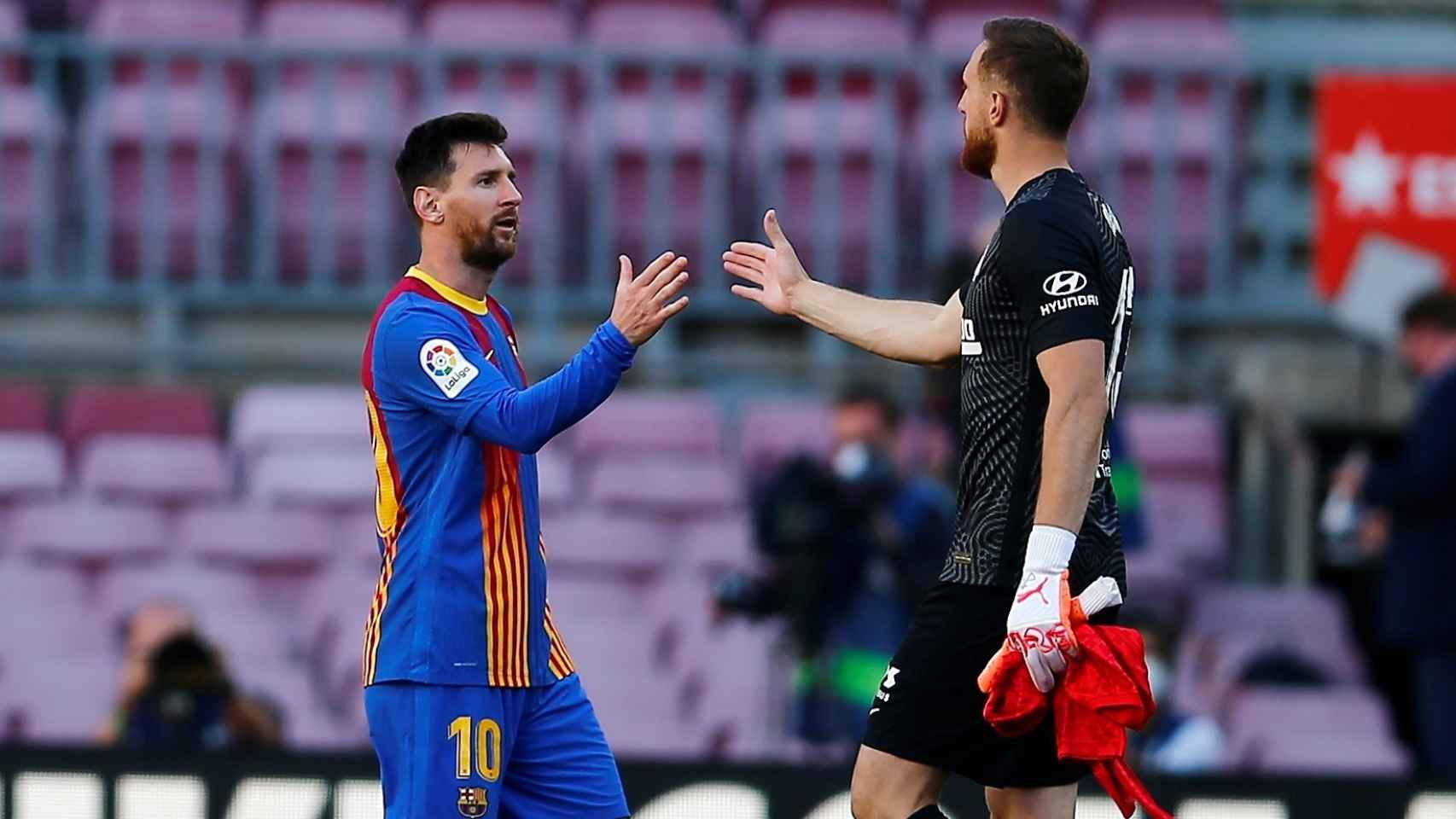 Oblak se saluda con Leo Messi