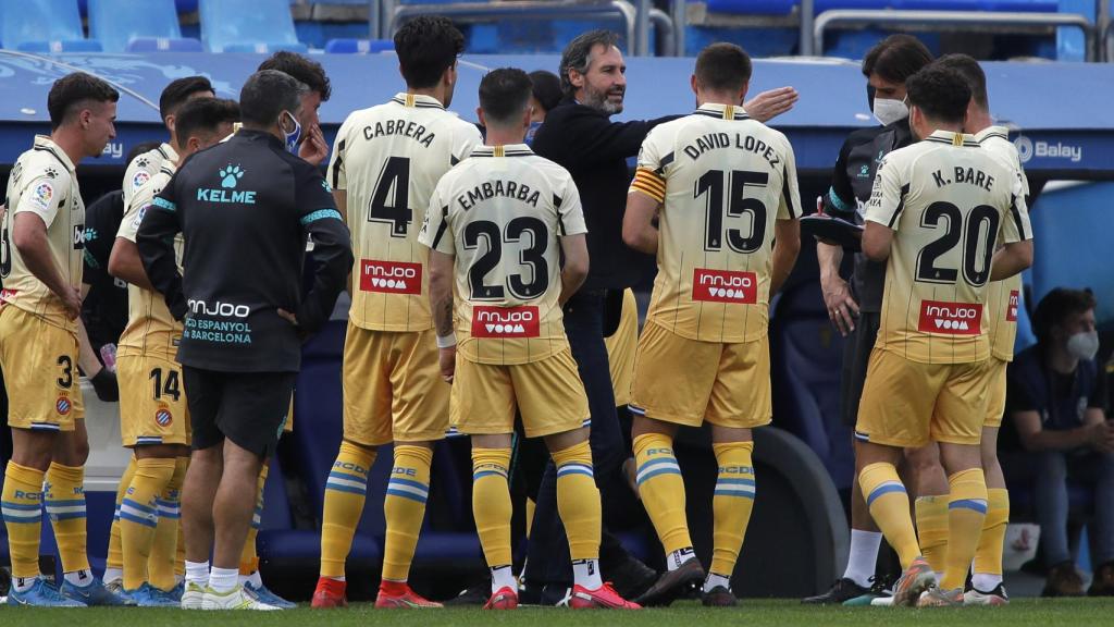 Los jugadores del Espanyol hablando con Vicente Moreno