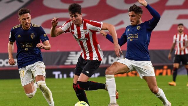 Athletic y Osasuna peleando un balón