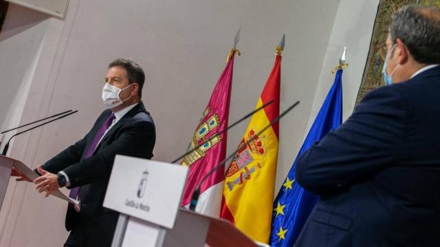 Emiliano García-Page y el consejero de Sanidad, Jesús Fernández, en la rueda de prensa de este sábado en el palacio de Fuensalida