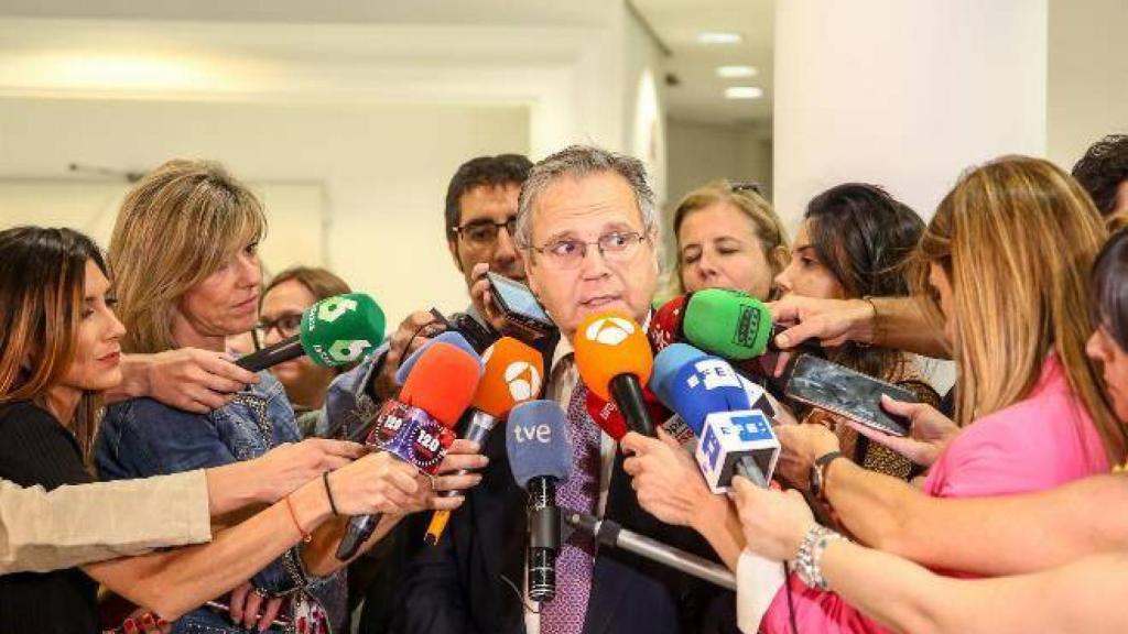 El concejal socialista Antonio Miguel Carmona ofrece declaraciones a los medios en el Edificio de Grupos del Ayuntamiento de Madrid (Foto: EP)