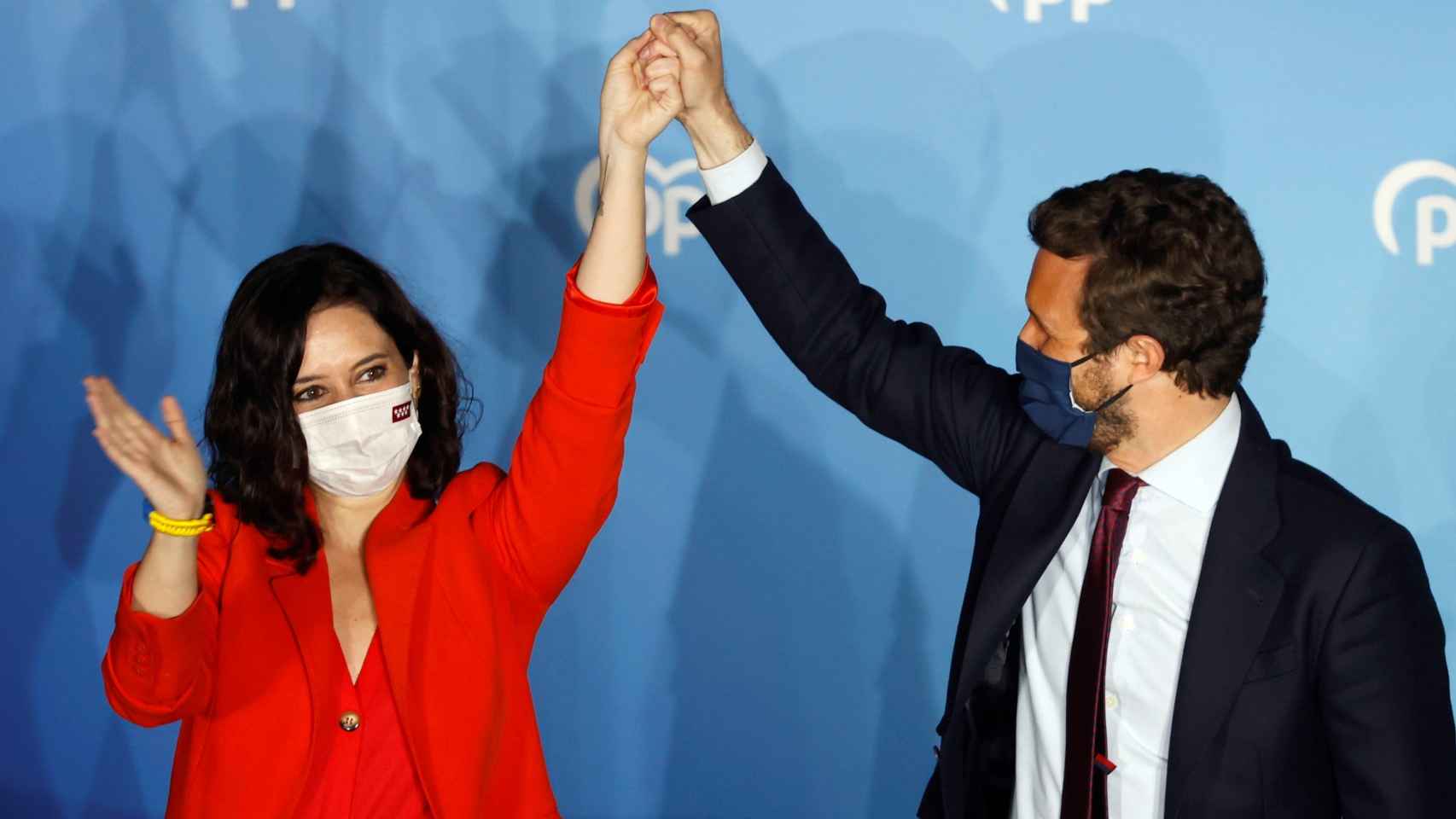 Pablo Casado e Isabel Díaz Ayuso, en la terraza de la sede del PP en Génova, celebrando el resultado del 4-M.