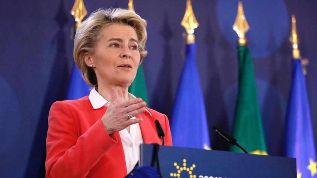 La presidenta Von der Leyen, durante la rueda de prensa de este sábado en Oporto