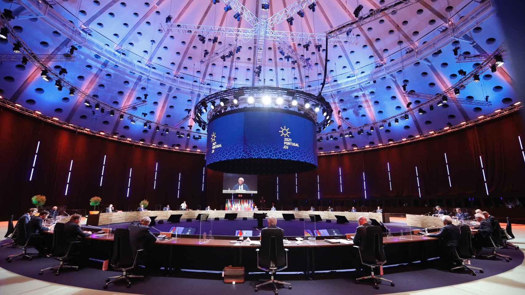 Los jefes de Estado y de Gobierno de la UE, durante la cumbre social de Oporto