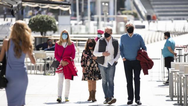 Varias personas pasean por el Paseo Marítimo de Sanxenxo (Pontevedra).