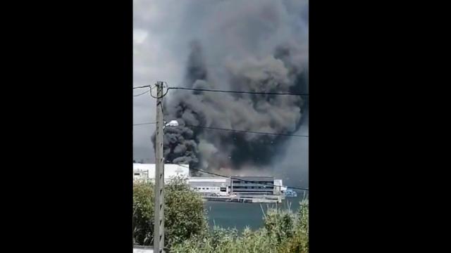 El incendio en la conservera Jealsa, en Boiro.