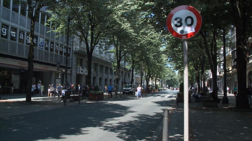 El límite de velocidad fijado para vías urbanas de un un carril por sentido es de 30km/h.