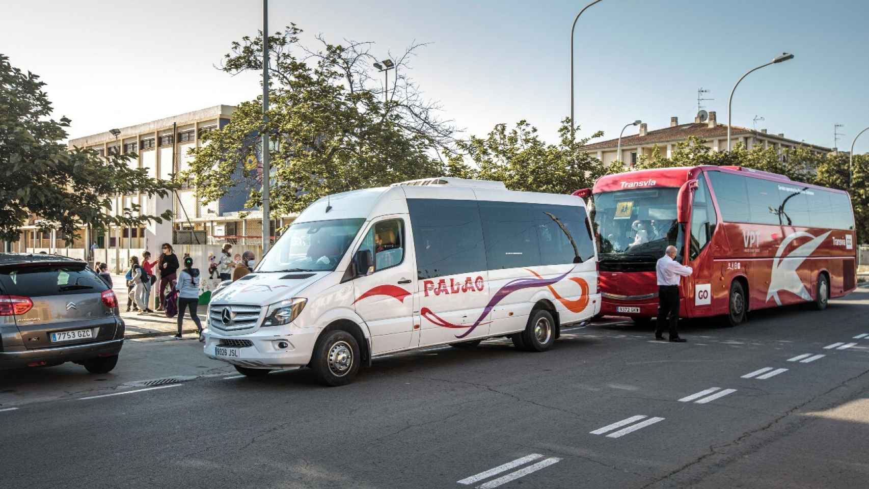Autobuses que recogen los alumnos de infraviviendas de toda Valencia para llevarlos al Juan Manuel Montoya.