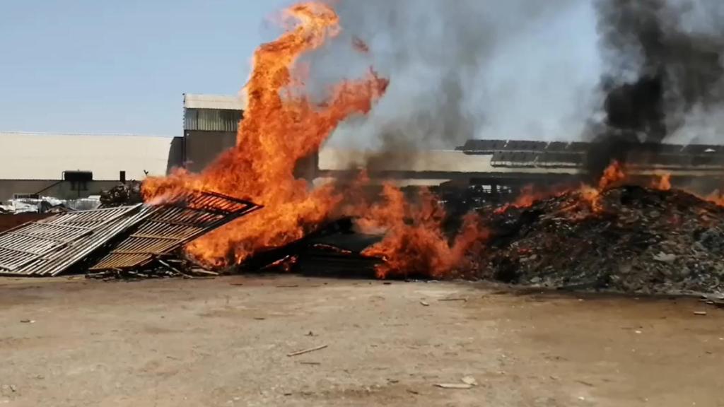 El Consorcio Provincial de Bomberos consigue controlar en dos horas el incendio en una nave.