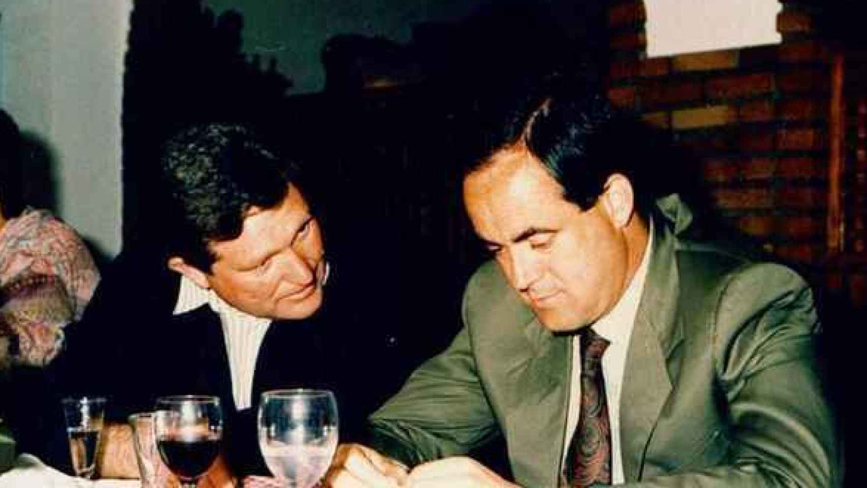 Cristóbal Rozalén, padre de la cantante, junto al político José Bono.