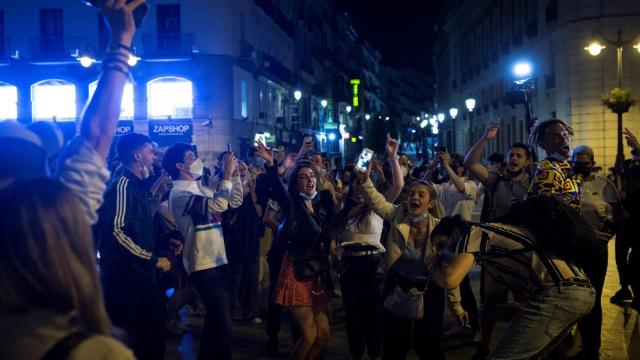 Ambiente en la Puerta del Sol de Madrid tras el fin del estado de alarma.