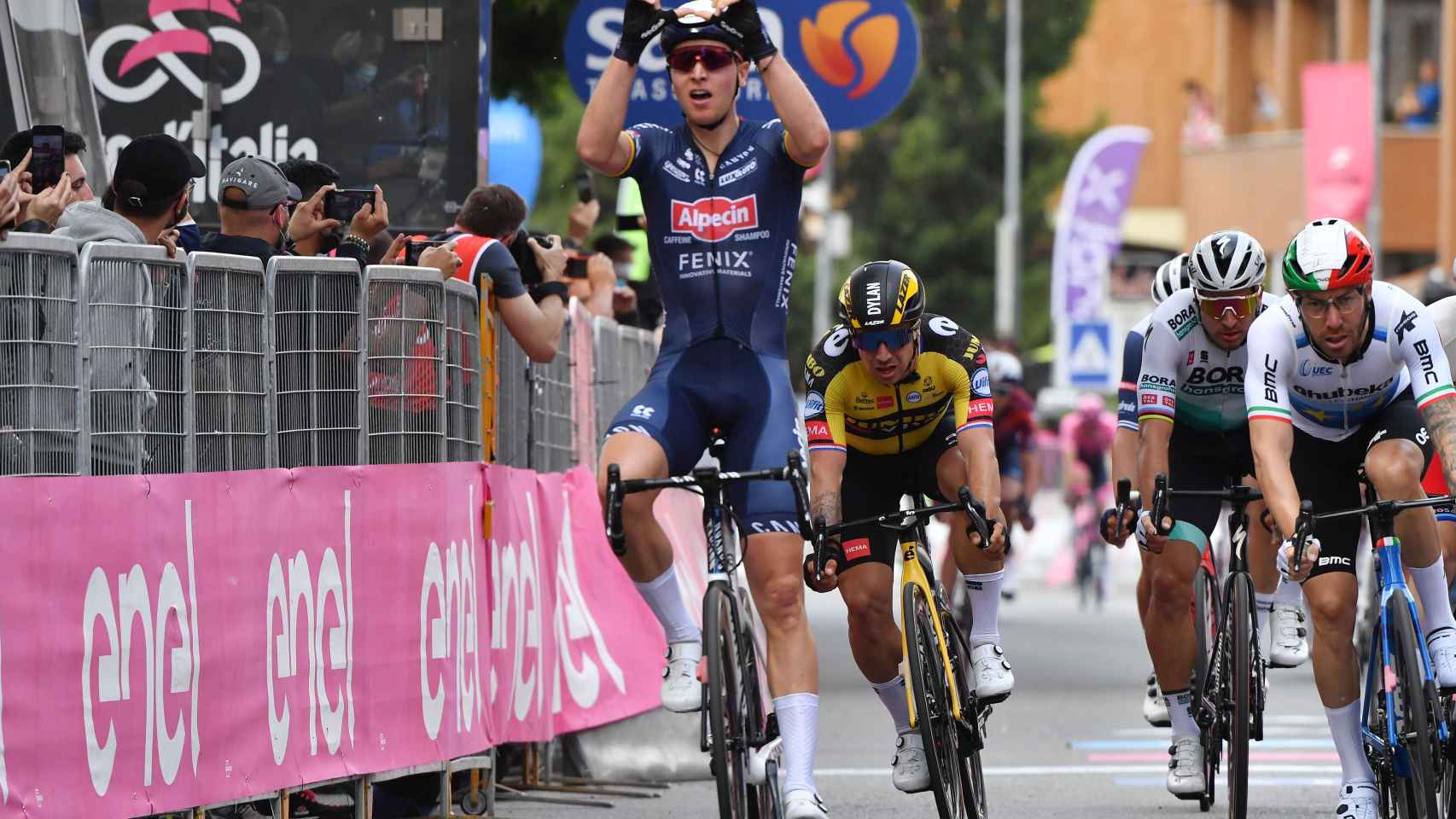 Tim Merlier celebra su victoria en el Giro de Italia 2021