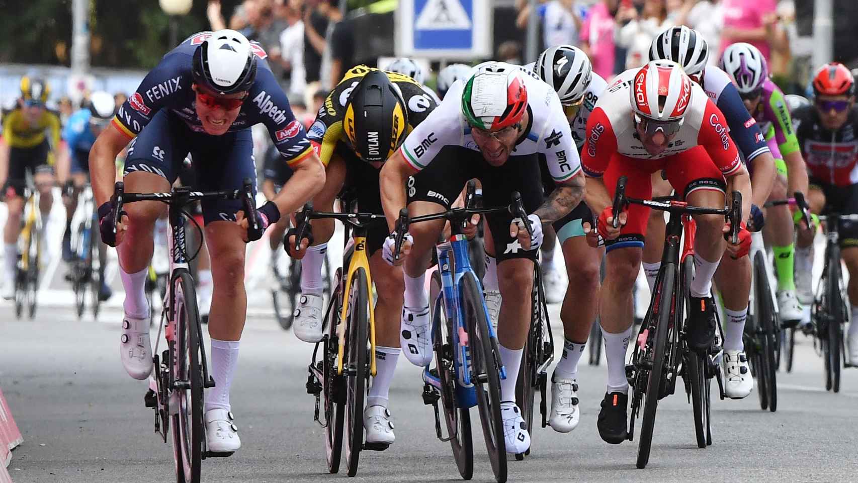 Tim Merlier se impone en la primera llegada al sprint del Giro de Italia 2021