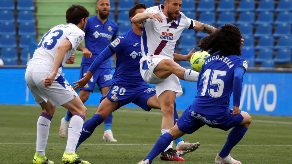 Sergi Enrich protege el balón ante Marc Cucurella en el Getafe - Eibar