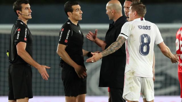 Zidane dialoga con Martínez Munuera tras el final del Real Madrid - Sevilla