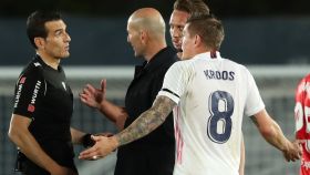 Zidane dialoga con Martínez Munuera tras el final del Real Madrid - Sevilla