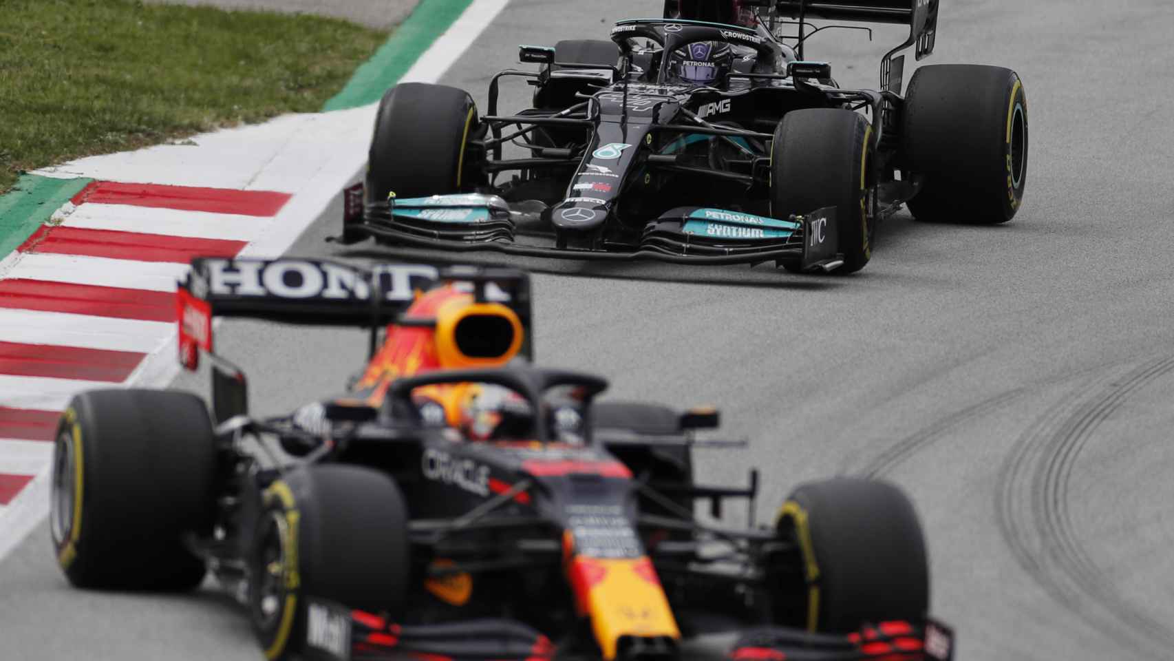 Hamilton dando caza a Verstappen en el Gran Premio de España de F1