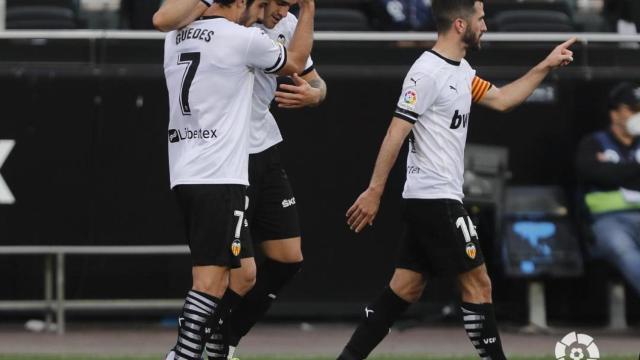 Gonçalo Guedes felicita a Maxi Gómez por su gol con el Valencia en Liga