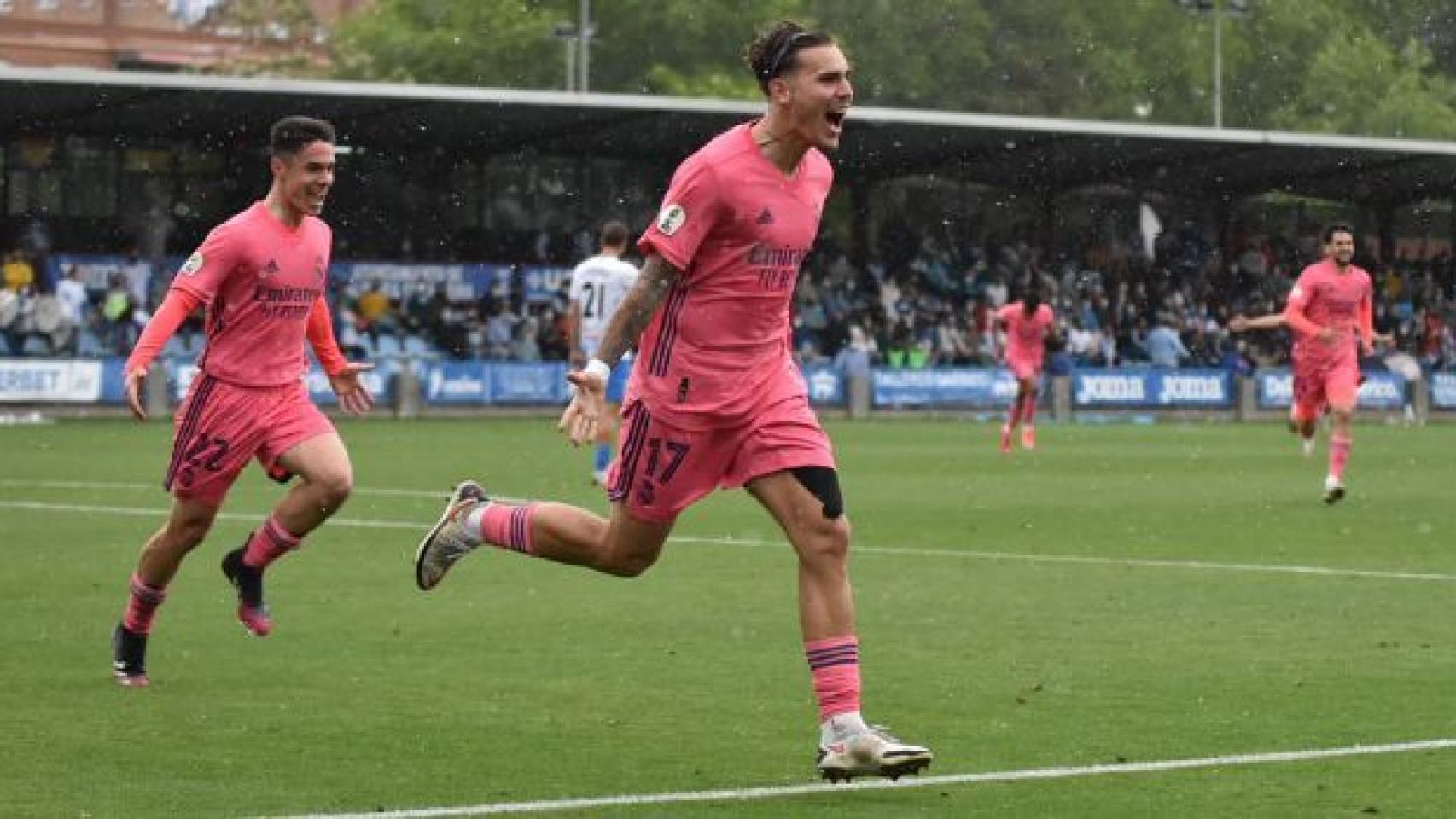 Hugo Vallejo celebra el gol frente al Talavera con el Real Madrid Castilla