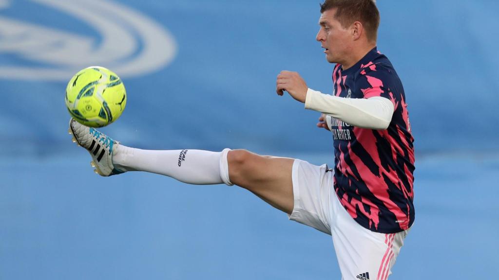 Control del balón de Toni Kroos