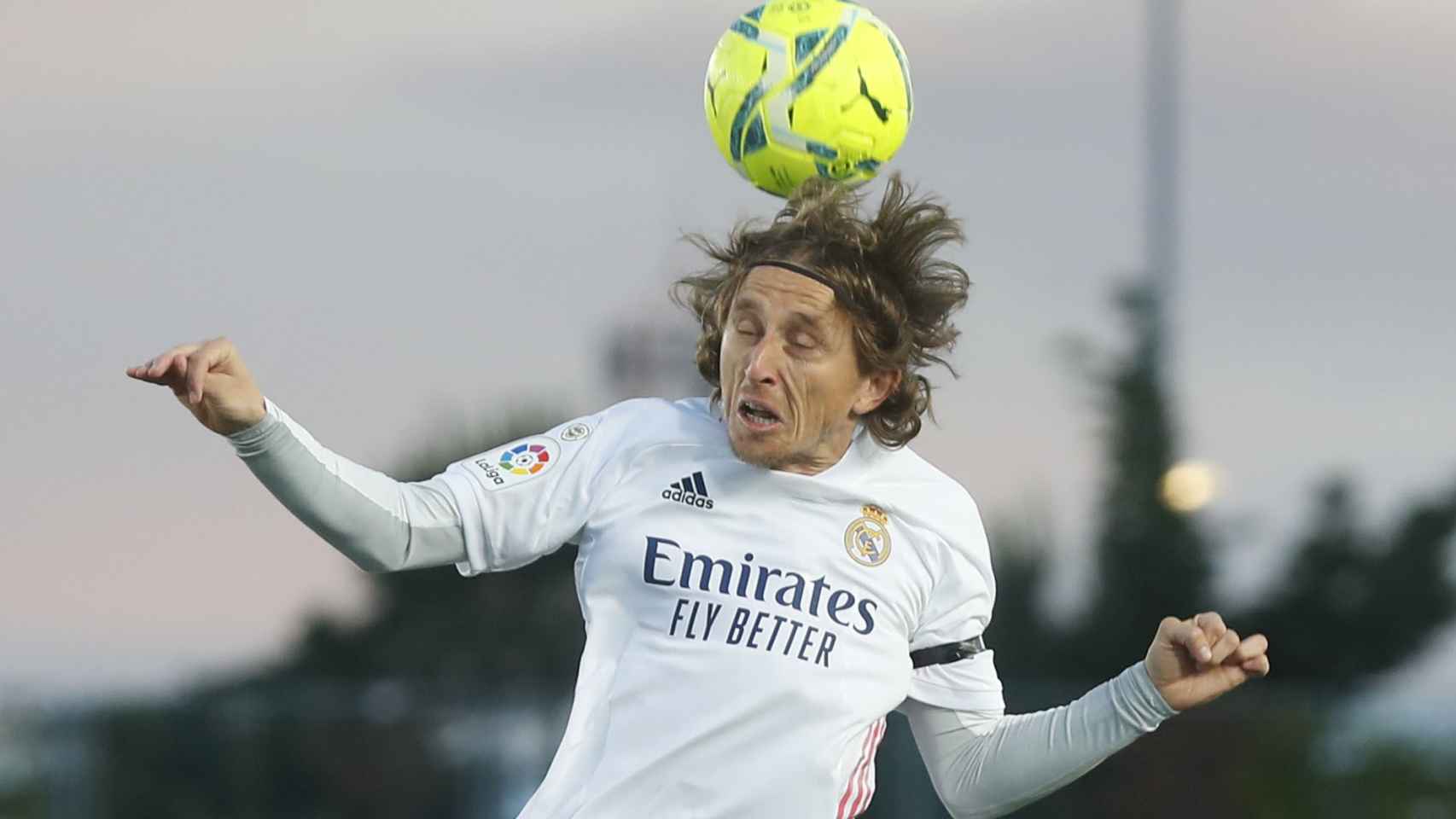 Luka Modric remata un balón de cabeza