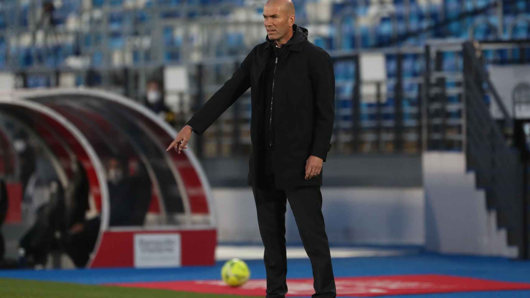 Zinedine Zidane da órdenes a los jugadores del Real Madrid