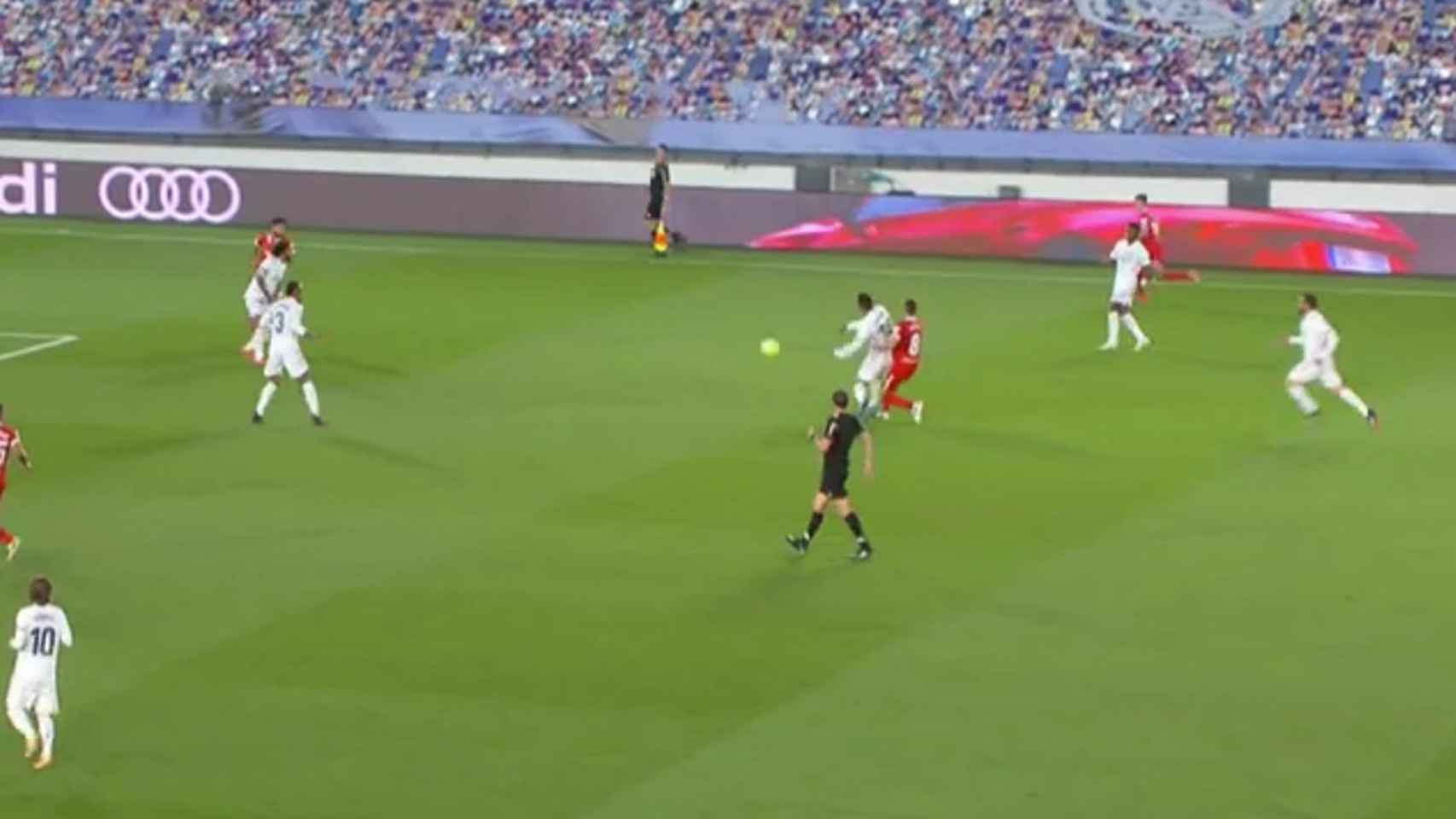Martínez Munuera pita a falta de Casemiro previa al gol del Sevilla