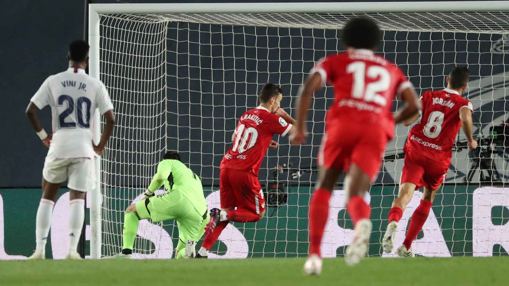 Ivan Rakitic marca desde el punto de penalti el segundo gol del Sevilla al Real Madrid