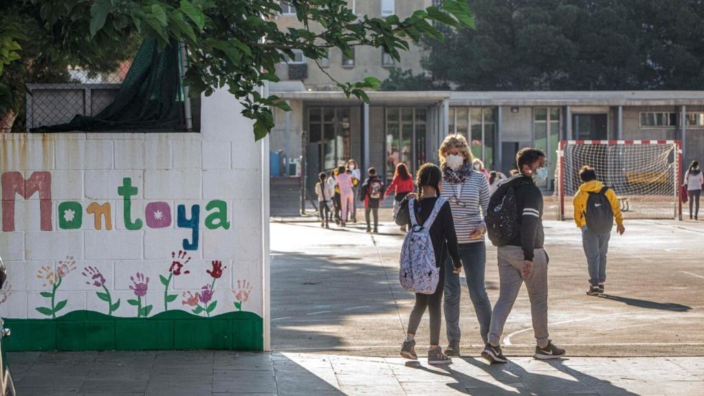 Alumnos del Juan Manuel Montoya a su llegada al colegio el pasado jueves.