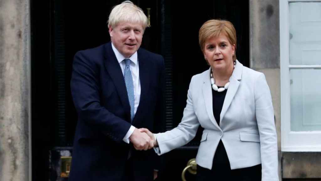 Boris Johnson y la ministra principal de Escocia, Nicola Sturgeon, en una reunión en julio de 2019 en Bute House, Edimburgo.