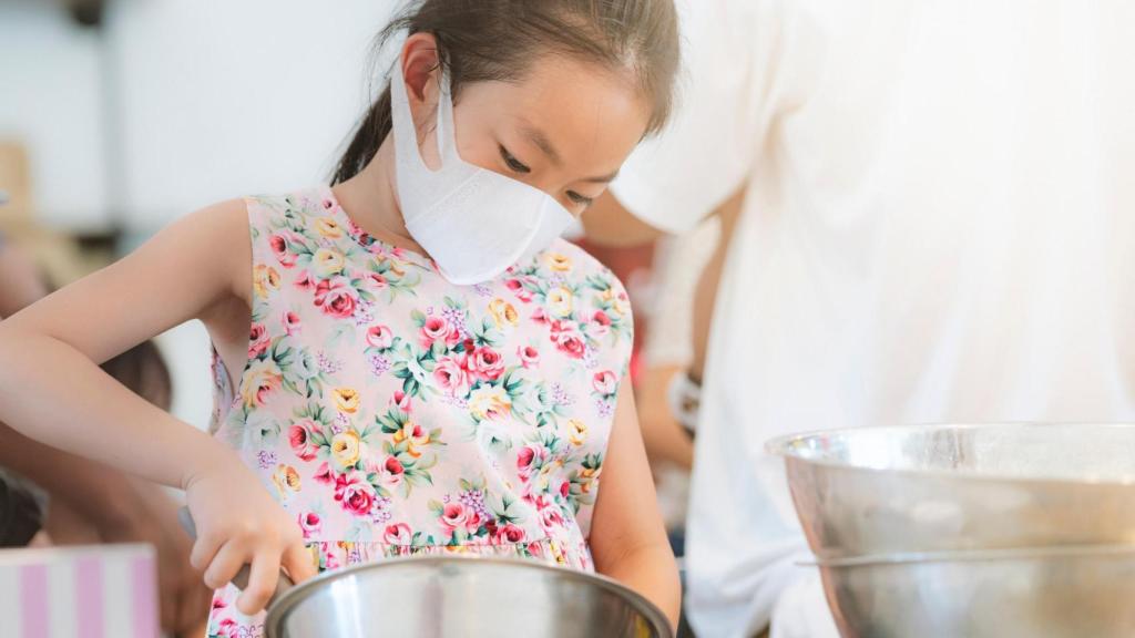 niña mascarilla taller obradoiro cocina