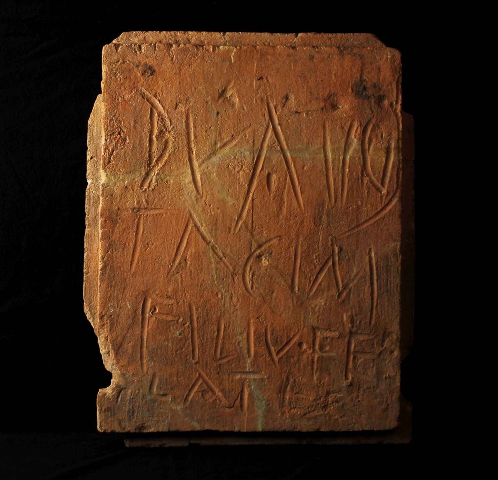 Ladrillo del siglo I d.C y hallado en la ciudad de Conimbriga, en la antigua provincia romana de Lusitania, en la que alguien escribió: Duazio, hijo de Tachino, te lo chupa a ti.