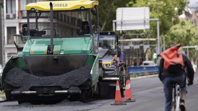 Máquinas de asfaltar durante el asfaltado de la Calle Princesa de Madrid. Europa Press