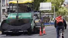 Máquinas de asfaltar durante el asfaltado de la Calle Princesa de Madrid. Europa Press