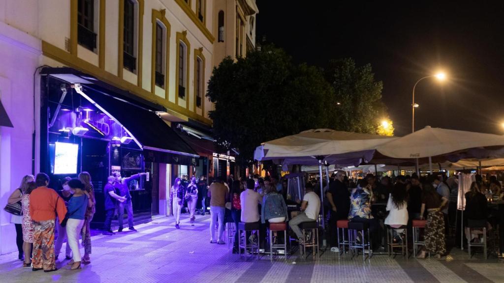 Terraza de un bar de copas de Sevilla este fin de semana.