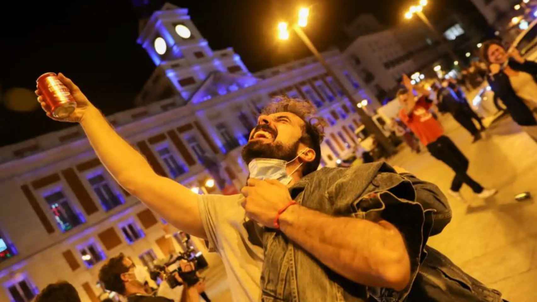 Un hombre brinda por el fin del toque de queda en Madrid.