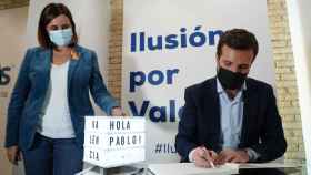 María José Catalá, junto a Pablo Casado durante la inauguración de una sede del PP en Valencia. EE