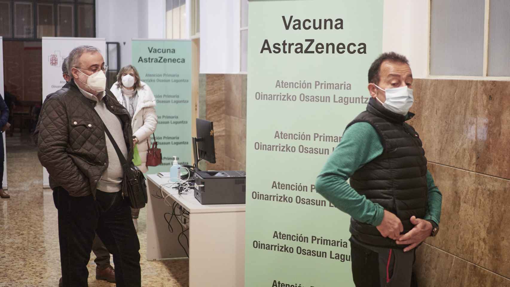 Vacunación de la consejera de Salud del Gobierno de Navarra, Santos Induráin.