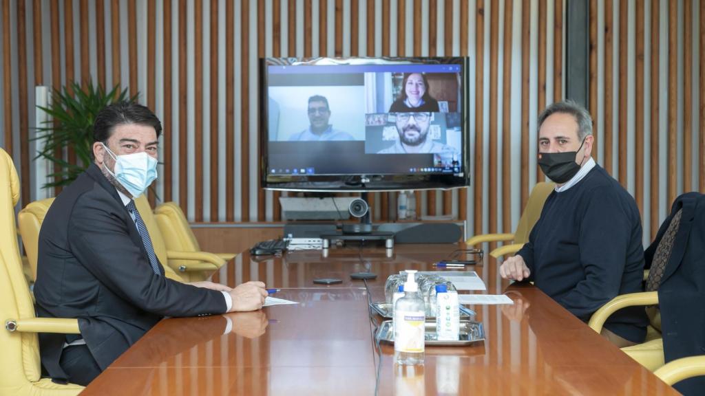 Luis Barcala y Manuel Jiménez,  en una reunión del pasado enero, para decidir el calendario de fiestas.