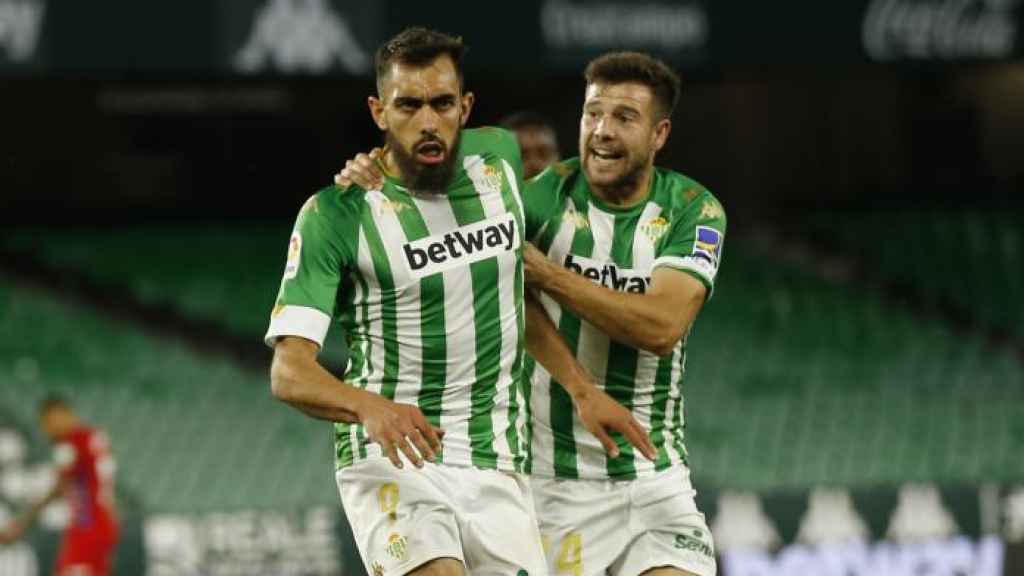 Borja Iglesias celebra uno de sus goles con el Betis