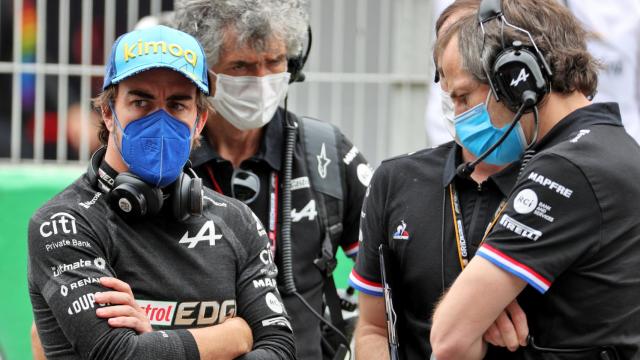 Fernando Alonso y su equipo antes del Gran Premio de España de F1