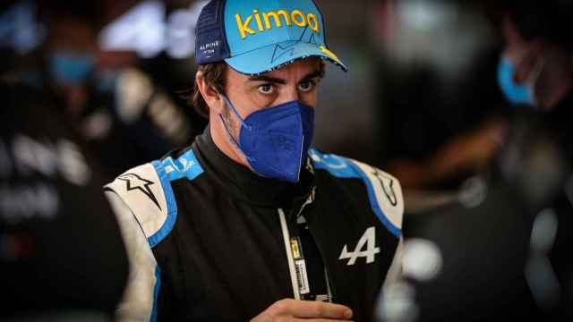 Fernando Alonso en el box de Alpine
