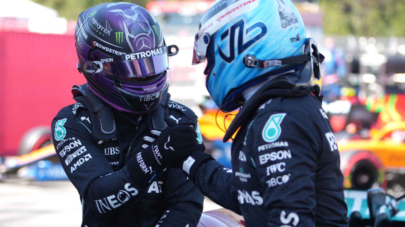 Bottas y Hamilton se saludan tras el Gran Premio de España de Fórmula 1