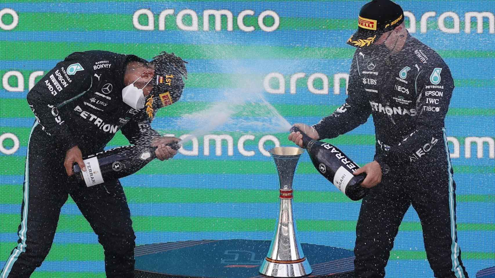 Bottas y Hamilton celebran en el podio de Barcelona