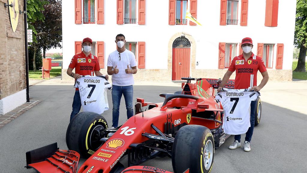 Charles Leclerc, Cristiano Ronaldo y Carlos Sainz posando con un Ferrari