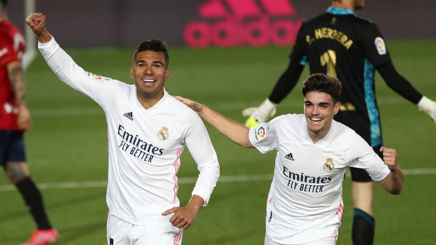 Casemiro y Miguel Gutiérrez celebran un gol del Real Madrid