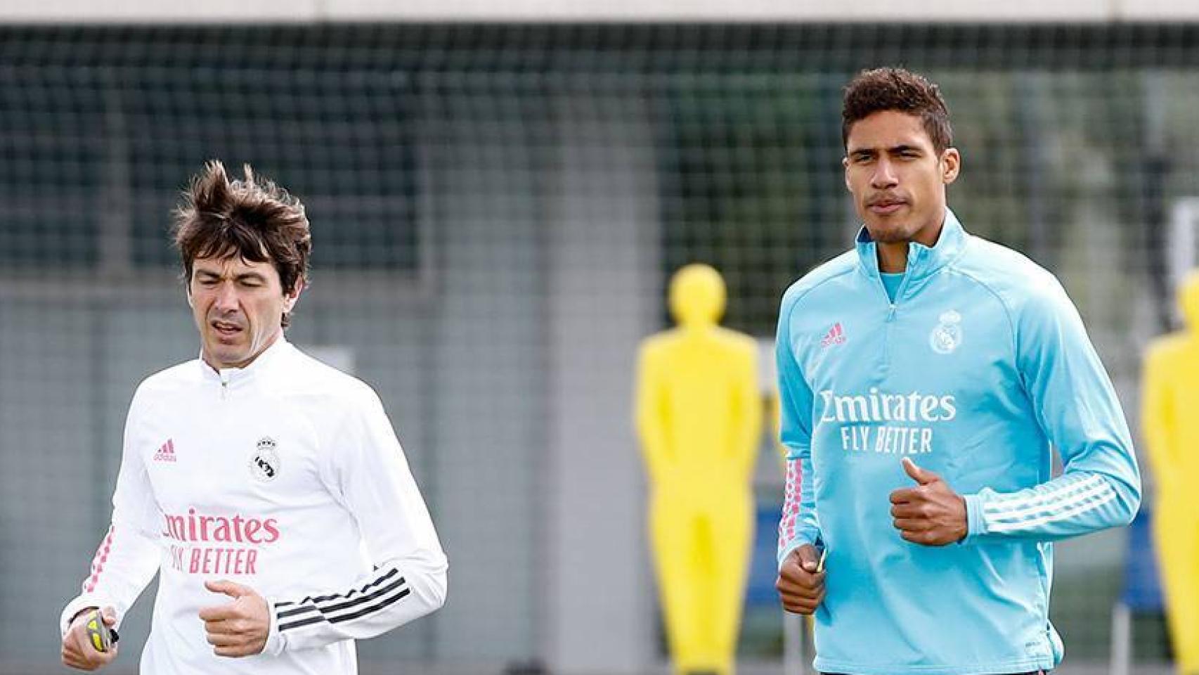 Gregory Dupont y Raphael Varane, durante un entrenamiento con el Real Madrid