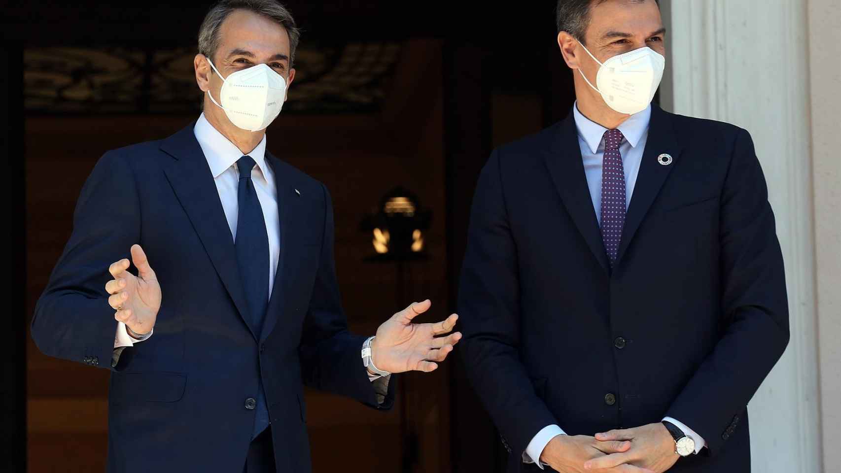 Pedro Sánchez junto al primer ministro de Grecia este lunes en Atenas.