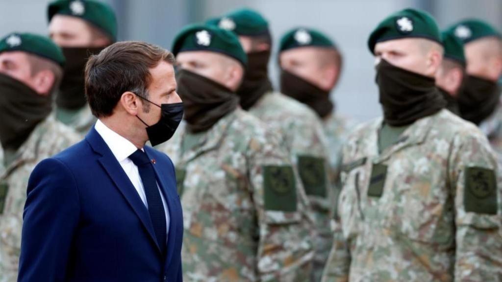 Macron en una visita a los soldados franceses en Lituania.