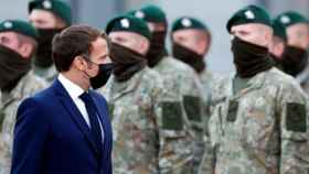 Macron en una visita a los soldados franceses en Lituania.